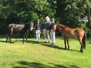 Ann´s Sweet Zafirah, uppfödare och ägare Ann Hagström och Maks Zpirit (uppfödare M, Klingstedt) samt visare Tilda Lindh och Livia von Stedingk.